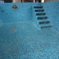 Лестница в бассейне