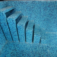 Дизайн лестницы в бассейне
